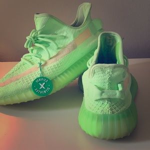 Yeezy Boost V2 "glows"